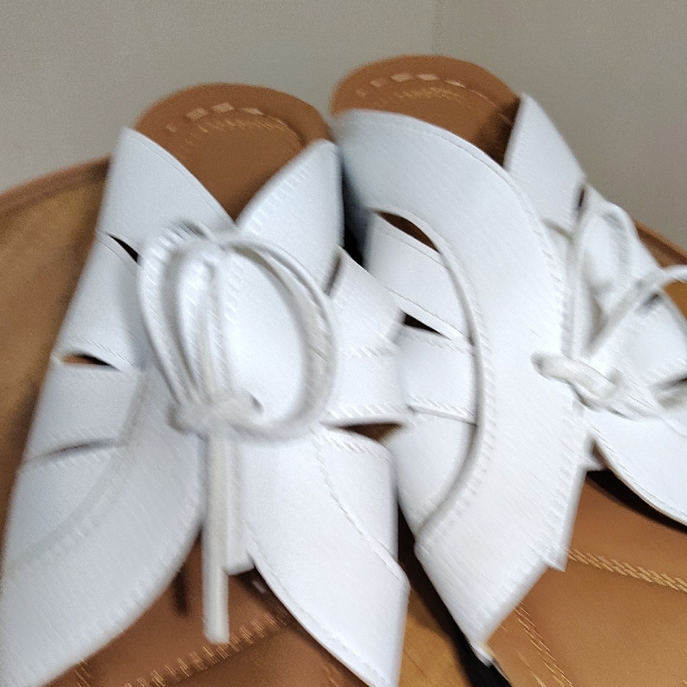 Stylish White Women's Sandals - Picture 7 of 8